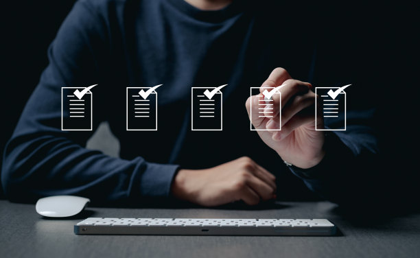 商人在有虚拟屏幕的笔记本电脑上工作。在线文献数据库和文献管理系统的概念。图片下载