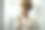 一个女人在镜子前化妆图片下载