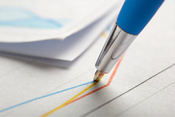 检查证券的价值。笔，股票上市和查看财务图表。银行、财务报告和财务审计的概念。图片下载