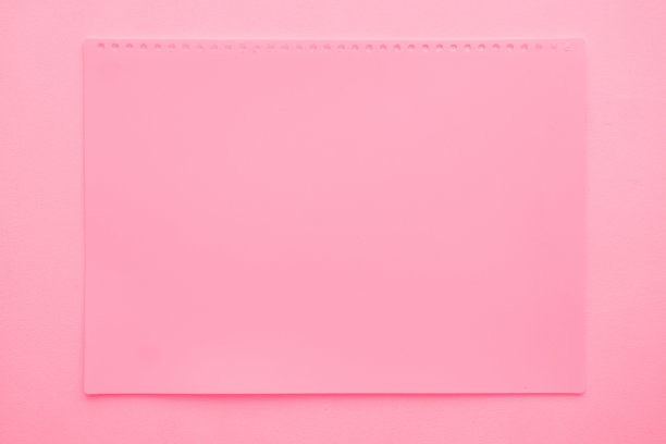 空白标题页从粉红色的记事本粉红色的背景。拷贝空间。设计师模型。空白纸张表面。图片下载