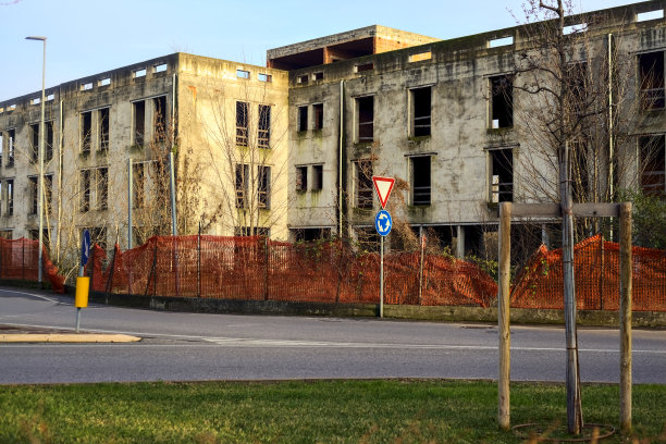 日落时路边的废弃建筑图片下载