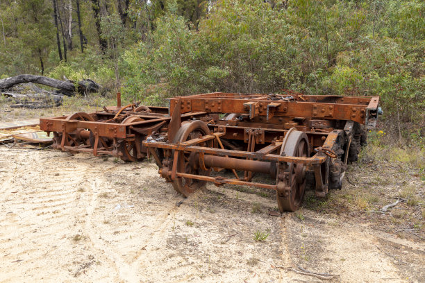 旧的和生锈的火车转向架车轮和底盘部分的照片图片下载