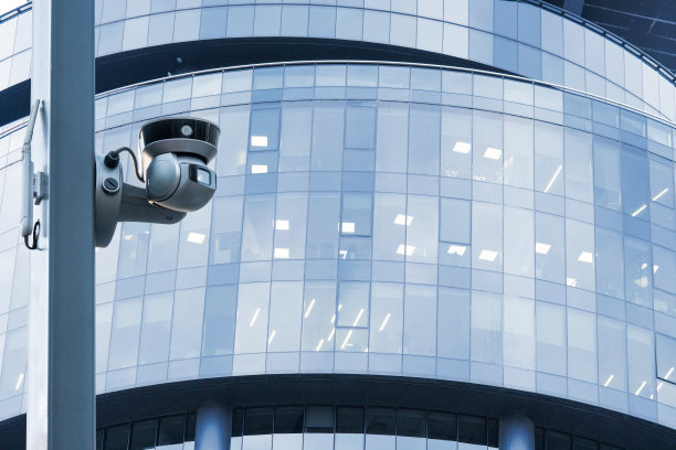 办公楼里的监控摄像头。模糊的背景。图片下载