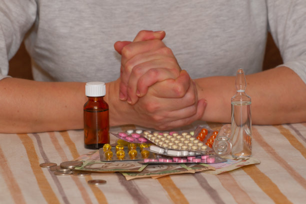 格里夫纳，钞票，一个女人紧握双手放在厨房桌子上的硬币，经历，挫折。图片下载