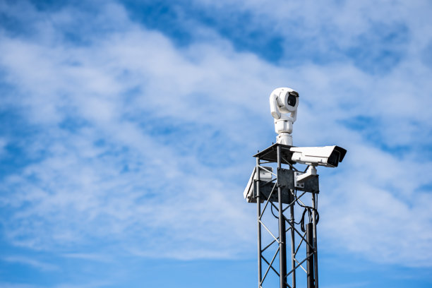 高塔顶上的交通摄像头…图片下载
