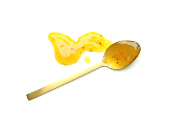 汤匙与芥末蜂蜜酱隔离在白色背景图片下载
