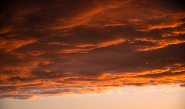 温暖的黄金时刻的天空，明亮的橙黄色的云。理想的天空替换在现代照片编辑软件工具，美丽的傍晚气氛图片下载