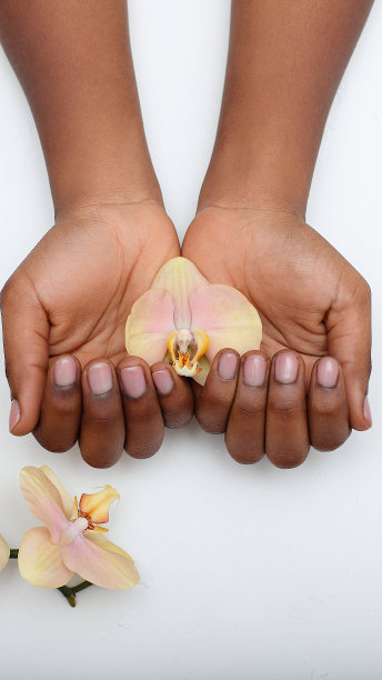 非洲裔美国妇女的手;黑皮肤的指甲在白色的背景图片下载