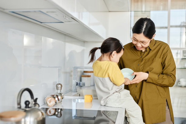 亚洲妈妈和她的孩子在家里图片下载