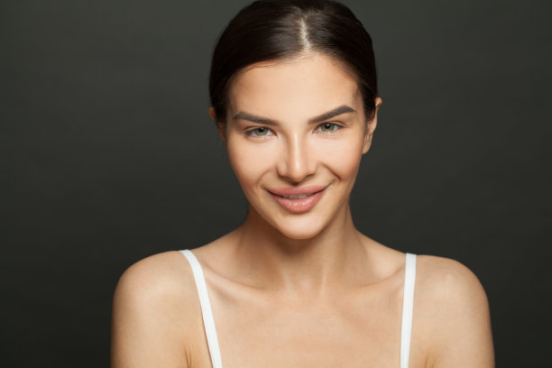 完美的女性脸。年轻女子健康干净的皮肤特写肖像图片下载