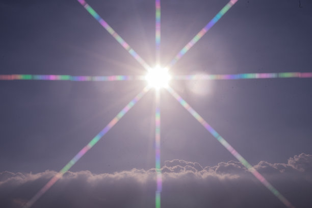 太阳的光晕效应在中间与云下面的晴朗的蓝色夏日晴天图片下载