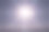太阳的光晕效应在中间与云下面的晴朗的蓝色夏日晴天图片下载