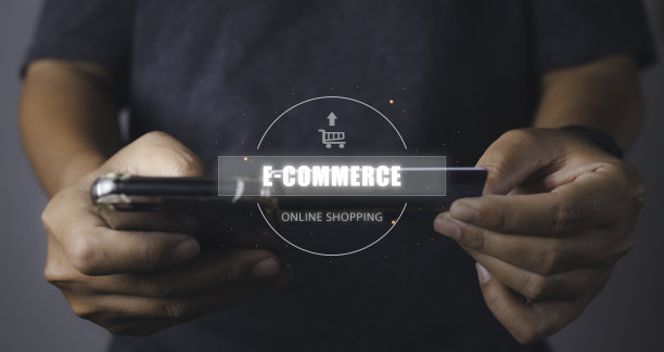 商人利用手机网上购物配合图标进行电子商务营销。图片下载