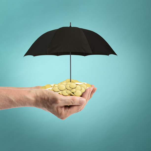 在蓝色背景的伞下，满是双手的金币图片下载