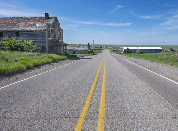 公路穿过蒙大拿州加拉塔村图片下载
