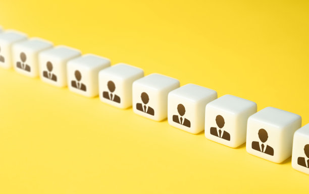 排成一排的人。图片下载