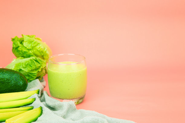 牛油果和绿色cos沙拉混合在一杯健康的饮用水。水平的照片图片下载