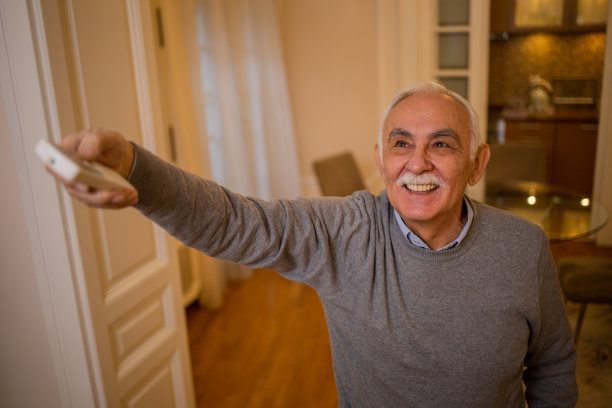 男人打开了空调图片下载