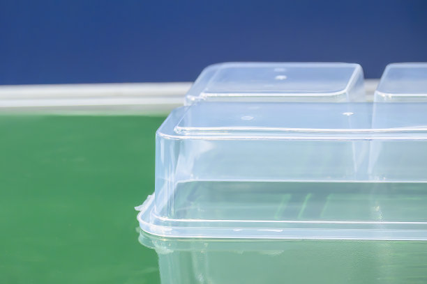 箱体容器零件的制造工艺采用注塑机。图片下载