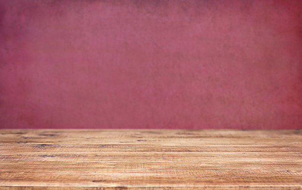 木制桌面在垃圾粉红色的墙壁背景图片下载