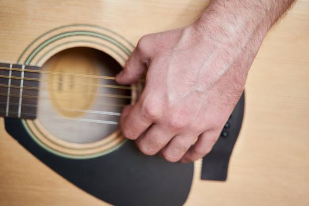 音乐家手在原声吉他。近距离图片下载