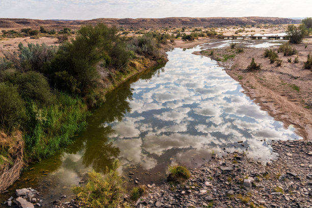 云彩映在鱼河上图片下载