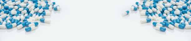 白色背景的蓝白色抗生素胶囊。一堆抗生素药物。抗生素耐药性。处方药。医疗保健和医药。制药行业。药店的产品。图片下载