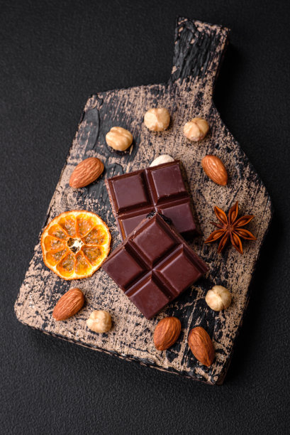 香甜可口的黑巧克力，在砧板上切成小块图片下载