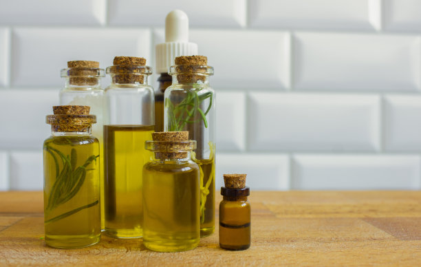 浅色背景上的精油。图片下载