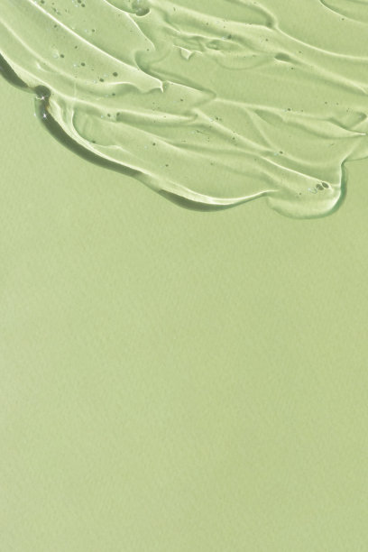 透明血清凝胶与透明质酸的脸在绿色背景。含氧气泡的化妆品的质地。健康和美丽的概念。图片下载