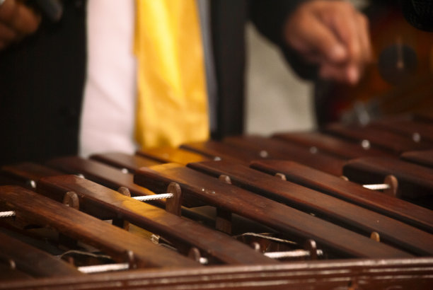 用危地马拉的民族乐器Hormigo木制成的马林巴(Marimba)键盘，在聚会或庆典上为男性演奏的todaca旋律和传统声音。图片下载