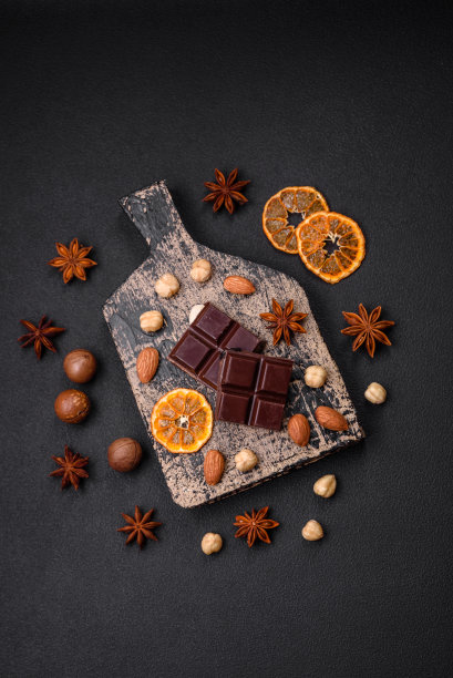 香甜可口的黑巧克力，在砧板上切成小块图片下载