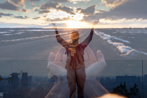 祈祷的概念和对幸福的希望。图片下载