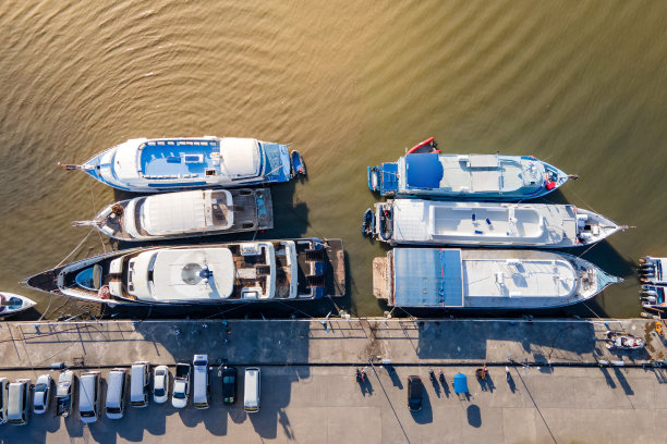 航拍停泊在码头的游船图片下载