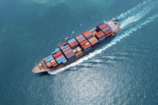 集装箱货船和货机在日出时在船厂吊桥工作的物流和运输，物流进出口和运输行业背景图片下载