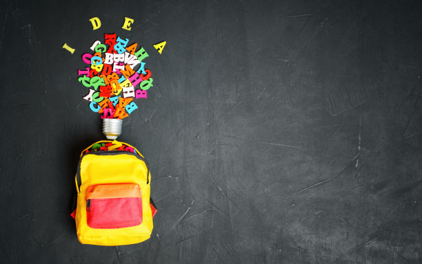 木字母灯泡符号和小活力背包图片下载