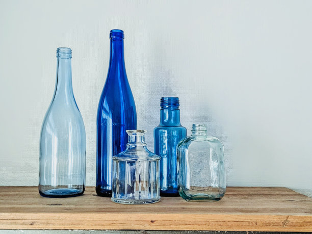 收集饮料空瓶等。图片下载