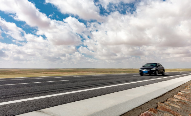 汽车从远处开过来图片下载