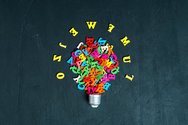 五颜六色的木制字母制成的发光灯泡图片下载