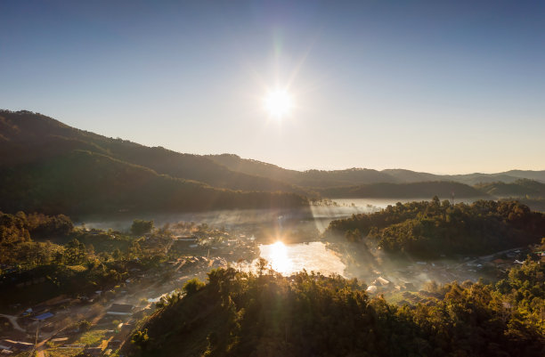 Baan Rak Thai村美丽的空中高角度无人机视图图片下载