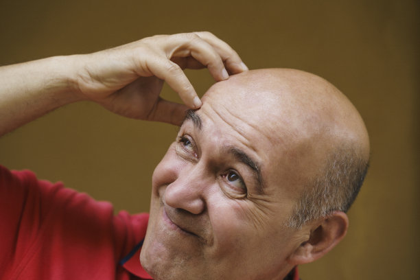 秃顶的成熟男人特写图片下载