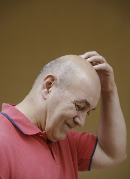 秃顶的成熟男人特写图片下载