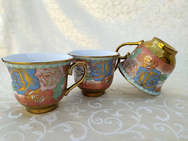 几个复古的杯子与花卉纹理的独特安排在桌子上图片下载