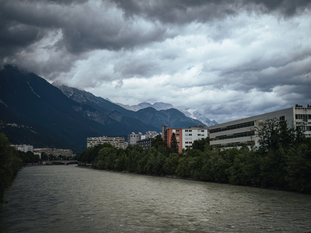 因斯布鲁克大学的建筑物和河岸上的诊所现代建筑图片下载