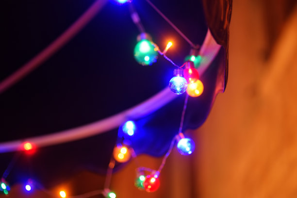 晚上花园树上挂的串灯照片。用电灯泡装饰夏夜派对的时尚。图片下载