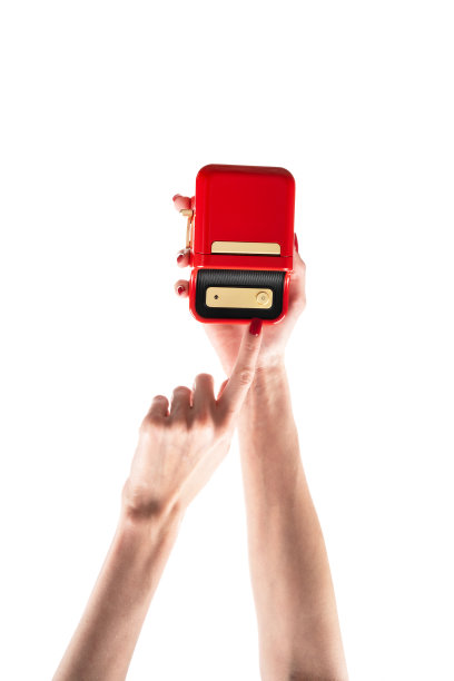 小型红色打印机，用于打印白色背景上的标签。图片下载