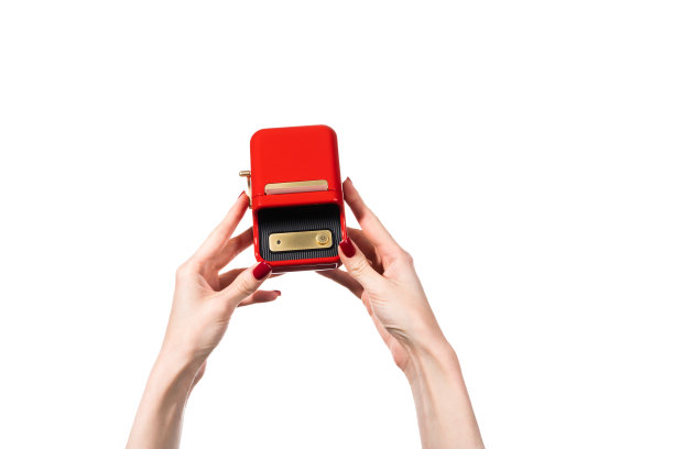 小型红色打印机，用于打印白色背景上的标签。图片下载