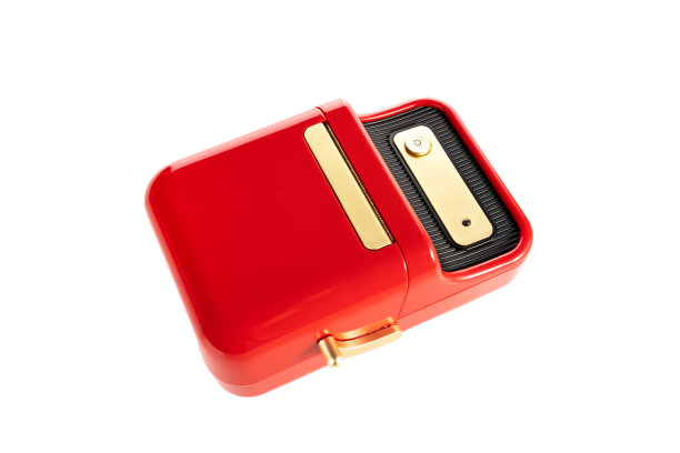 小型红色打印机，用于打印白色背景上的标签。图片下载