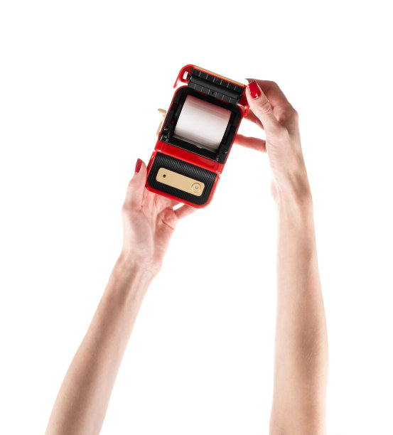 小型红色打印机，用于打印白色背景上的标签。图片下载