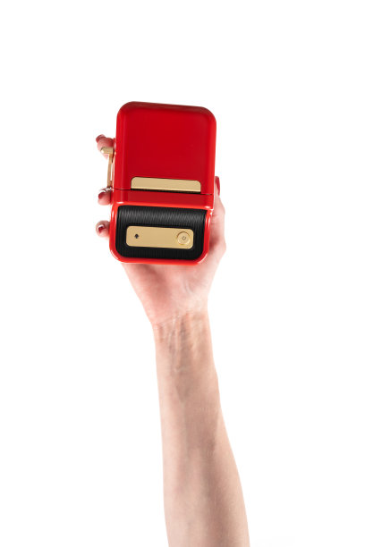 小型红色打印机，用于打印白色背景上的标签。图片下载